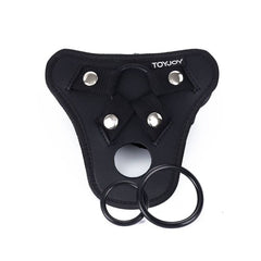 Harnais Pleasure noir avec trois anneaux sur fond blanc – Get Real