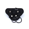 Harnais Strap-On noir avec trois anneaux sur fond blanc – Get Real