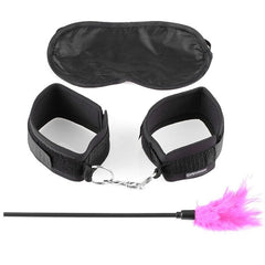 Kit de séduction sensuelle avec menottes, plumeau et masque – Fetish Fantasy Series